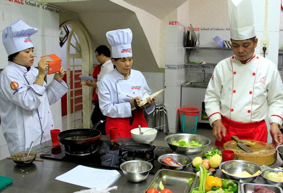 Chị Tâm học các món điểm tâm bò để kinh doanh quán Cafe