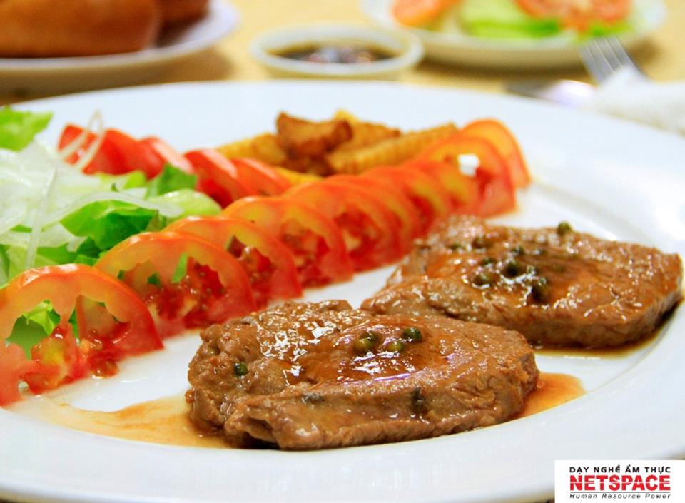 Chị Tâm học các món điểm tâm bò để kinh doanh quán Cafe