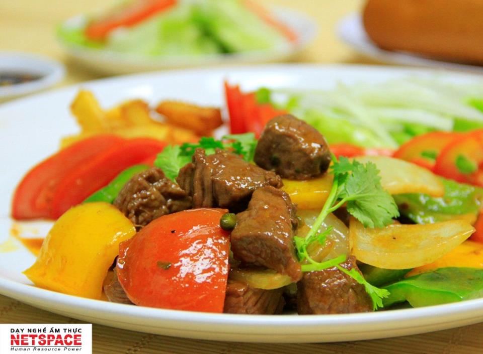 Chị Tâm học các món điểm tâm bò để kinh doanh quán Cafe
