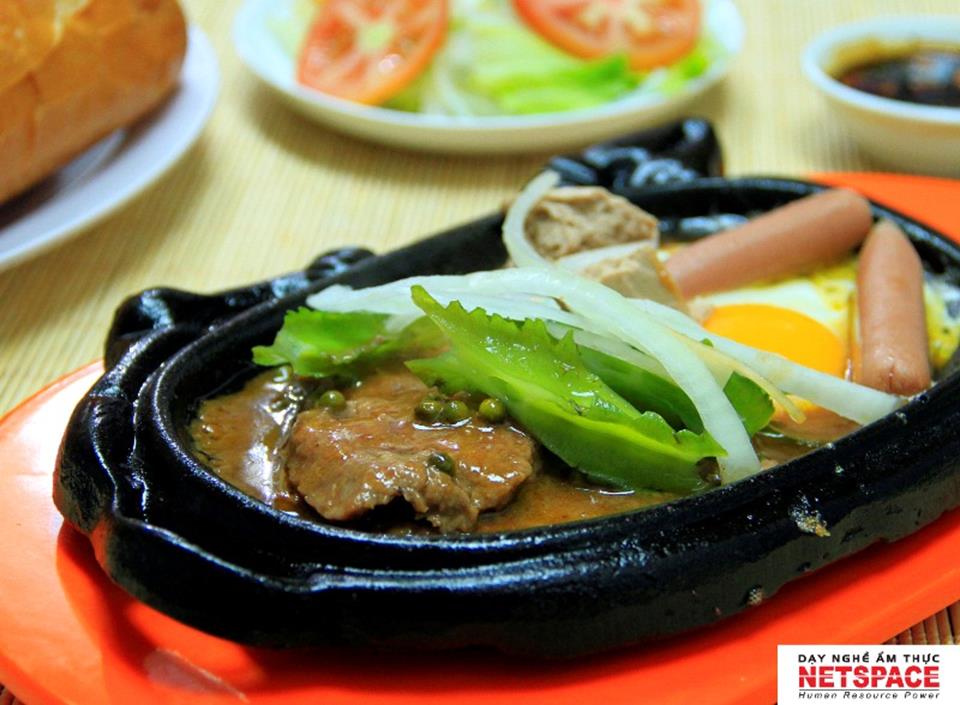Chị Tâm học các món điểm tâm bò để kinh doanh quán Cafe