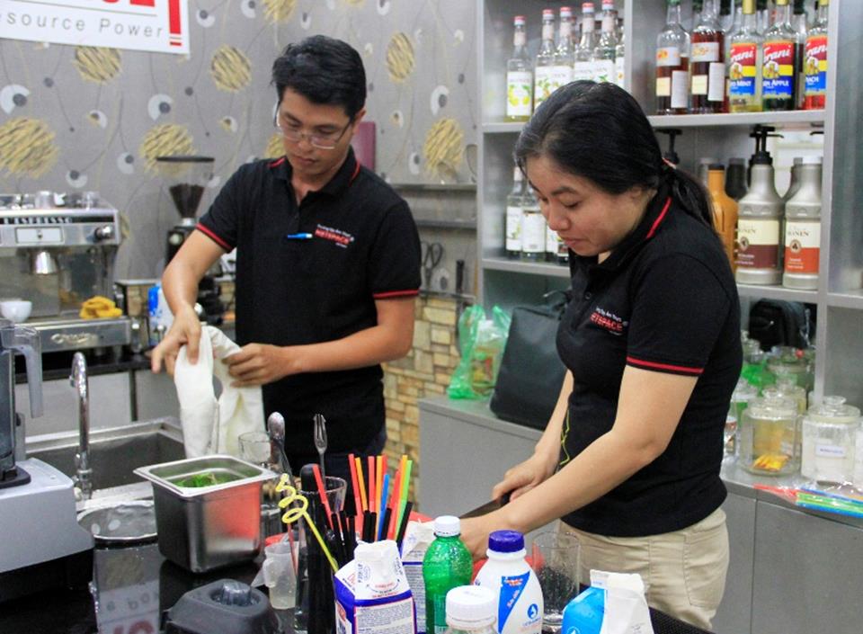 Chị Tâm học các món điểm tâm bò để kinh doanh quán Cafe