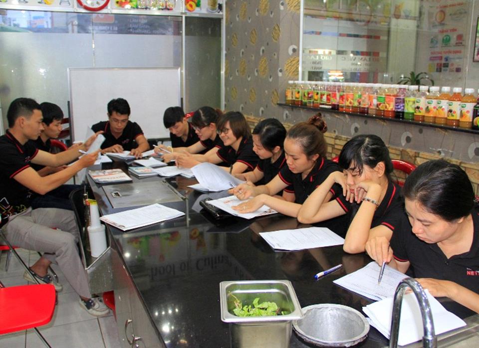 Chị Tâm học các món điểm tâm bò để kinh doanh quán Cafe