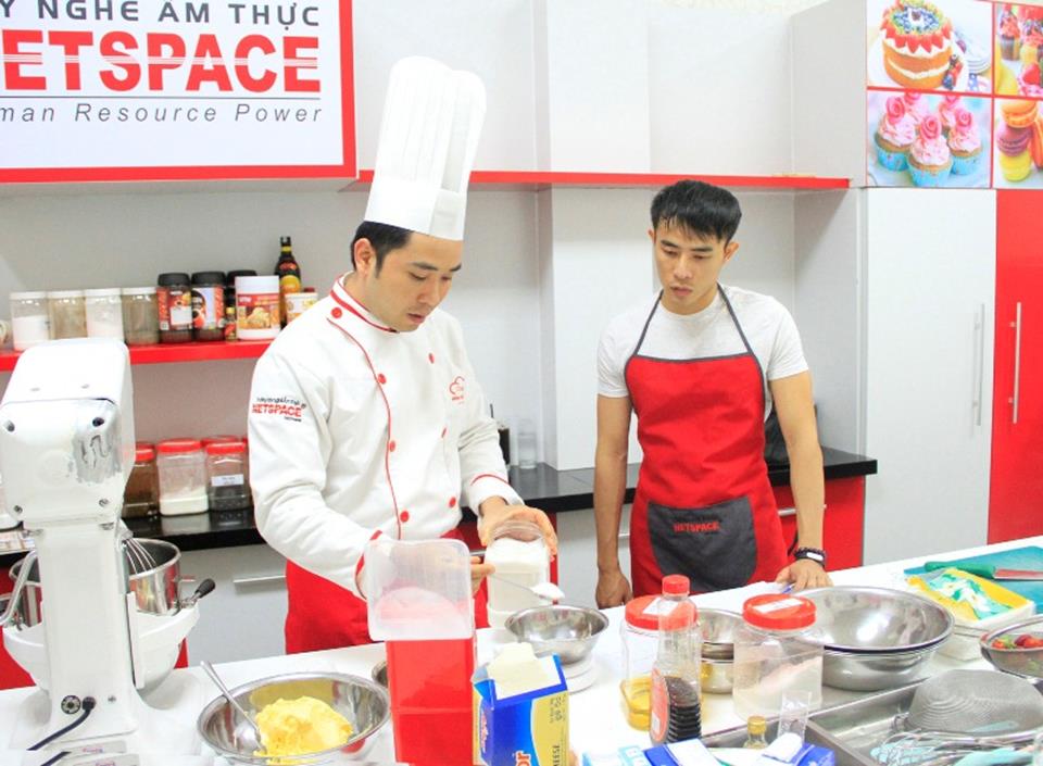 Anh Vân học làm bánh để phát triển mô hình Cafe bánh