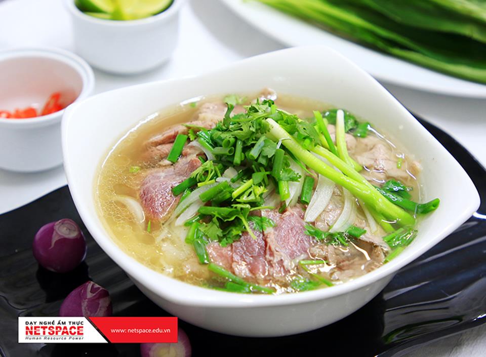 Chị Huệ học Phở bò và sốt bánh mì để kinh doanh tại Sydney