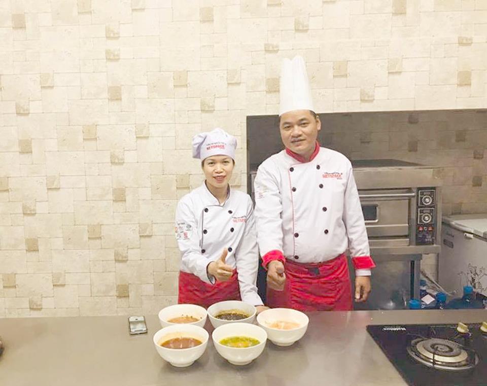 Chị Huệ học Phở bò và sốt bánh mì để kinh doanh tại Sydney