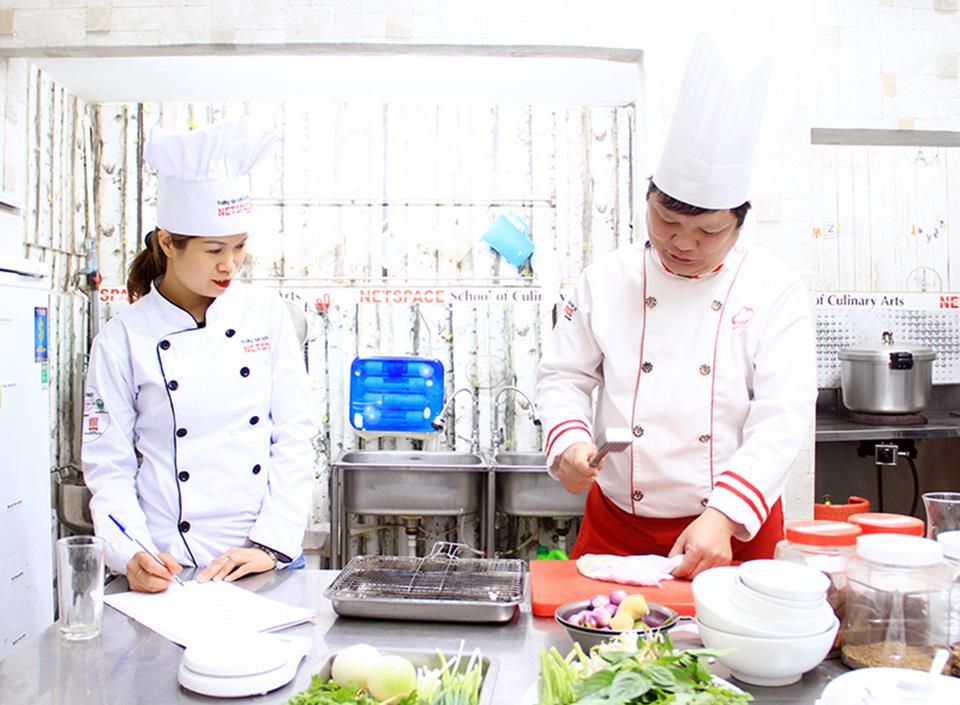 Chị Huệ học Phở bò và sốt bánh mì để kinh doanh tại Sydney