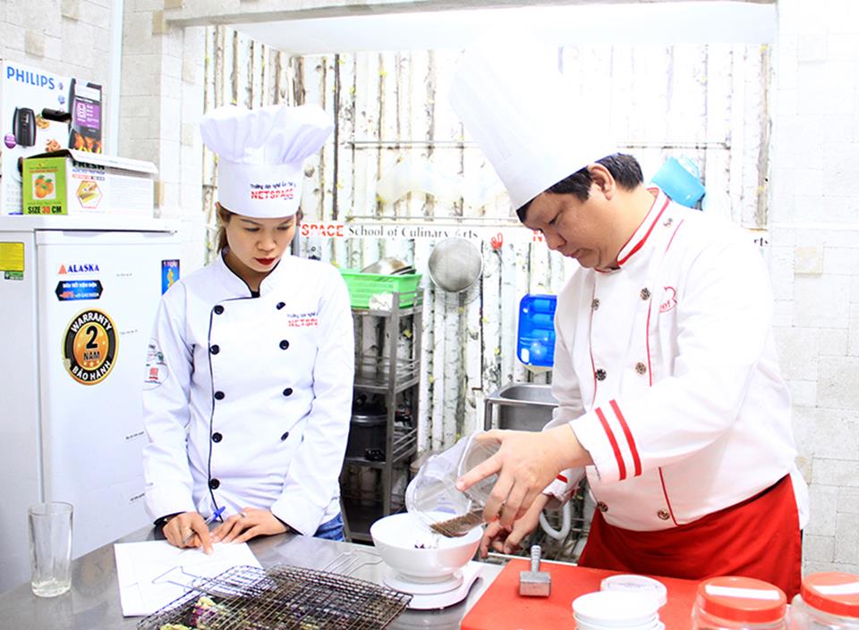 Chị Huệ học Phở bò và sốt bánh mì để kinh doanh tại Sydney