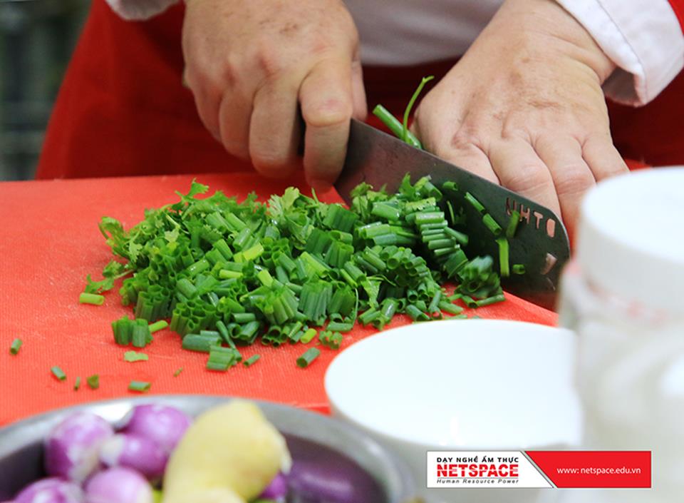 Chị Huệ học Phở bò và sốt bánh mì để kinh doanh tại Sydney