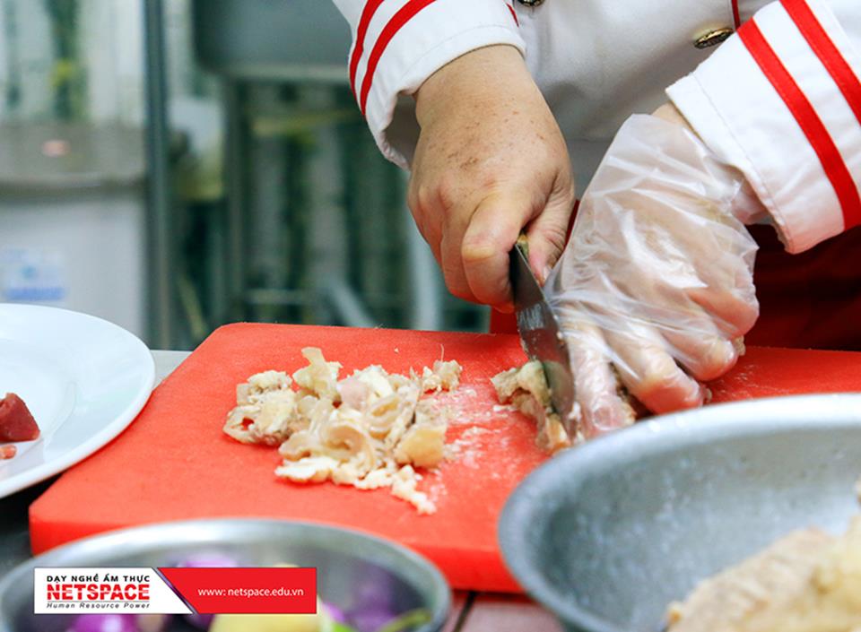 Chị Huệ học Phở bò và sốt bánh mì để kinh doanh tại Sydney