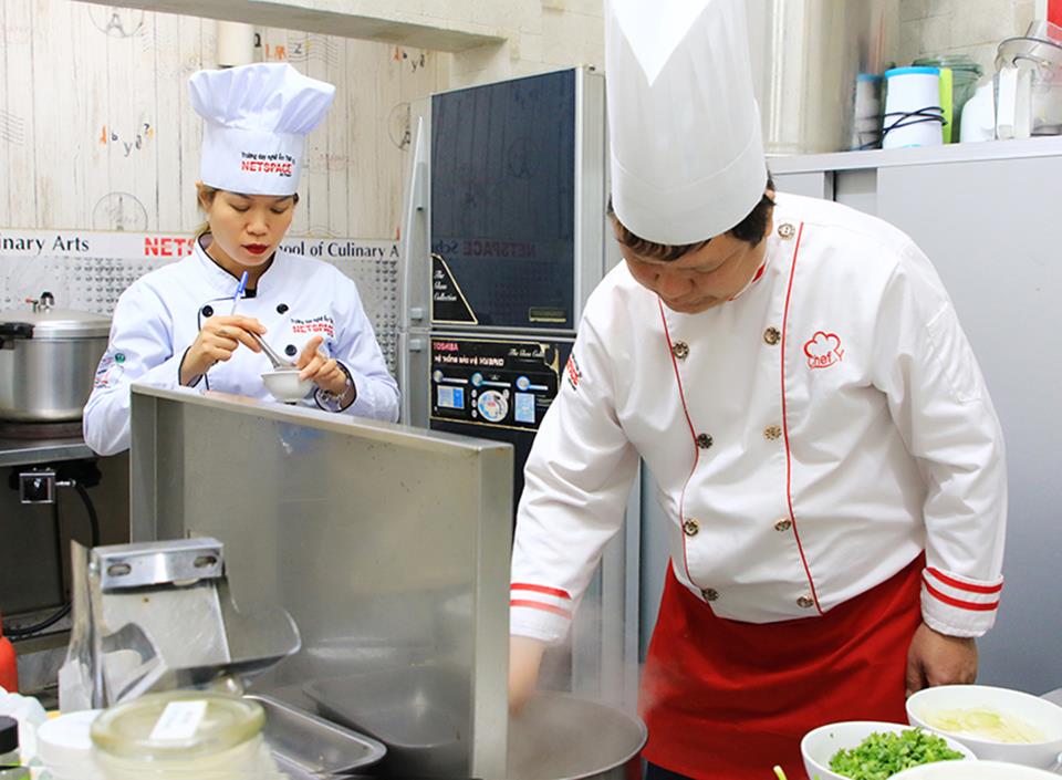 Chị Huệ học Phở bò và sốt bánh mì để kinh doanh tại Sydney