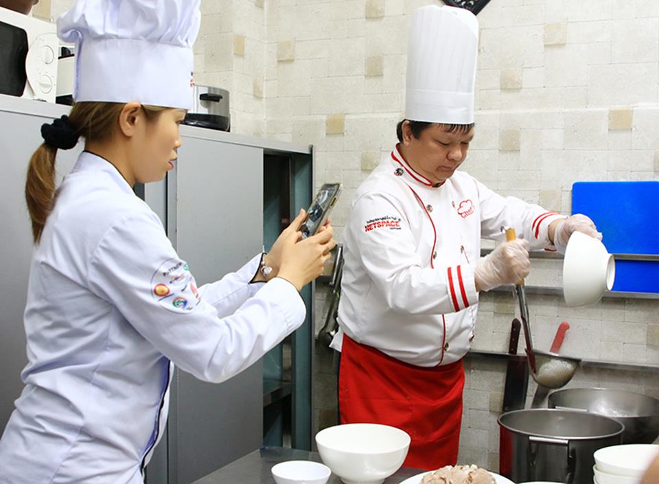 Chị Huệ học Phở bò và sốt bánh mì để kinh doanh tại Sydney