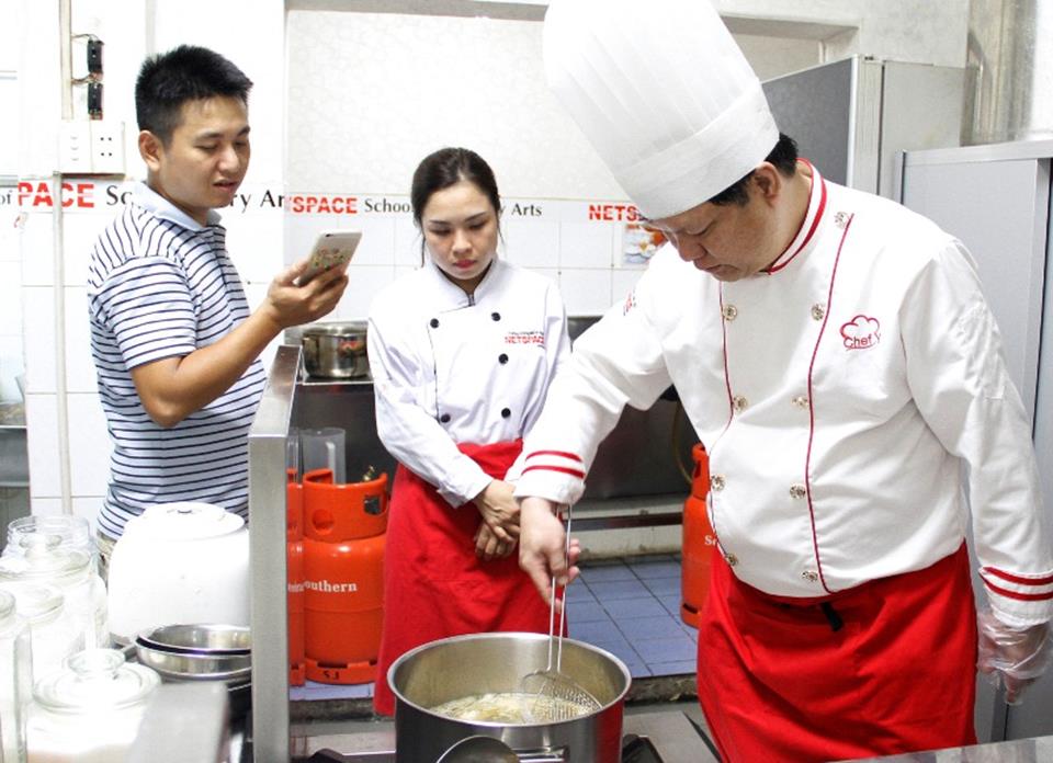 Chị Huyền học bí quyết nấu Bún mọc- dọc mùng để mở quán
