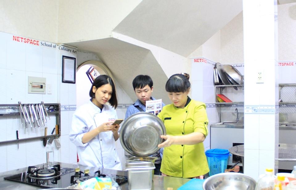 Chị Thương học nhân bánh mì để mở tiệm