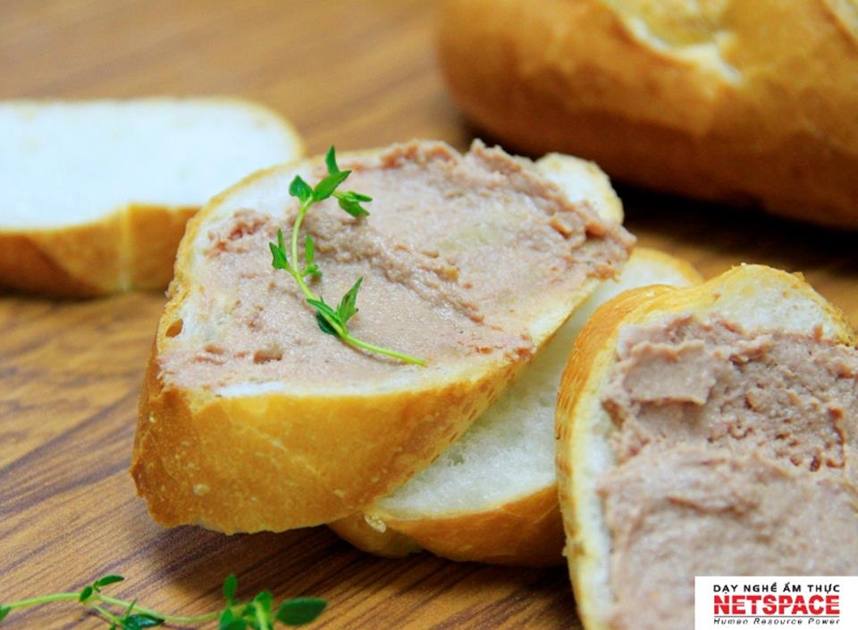 Chị Thương học nhân bánh mì để mở tiệm
