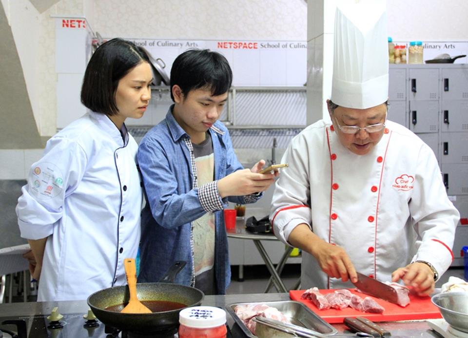 Chị Thương học nhân bánh mì để mở tiệm