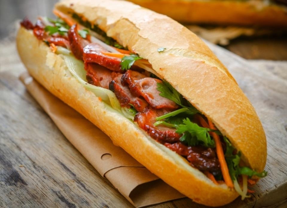 Chị Thương học nhân bánh mì để mở tiệm