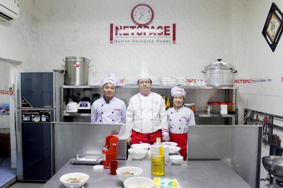 Chị Trâm học bí quyết nấu Hủ tiếu Nam Vang nổi tiếng