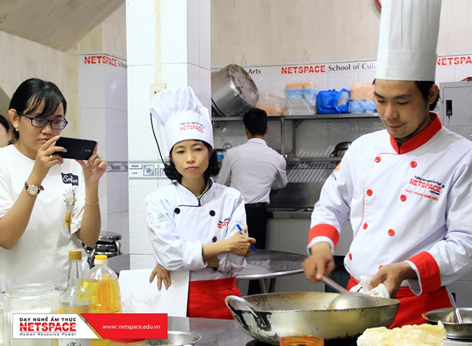 Chị Trâm học lẩu bò để bổ sung vào quán