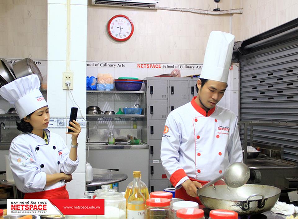 Chị Trâm học lẩu bò để bổ sung vào quán