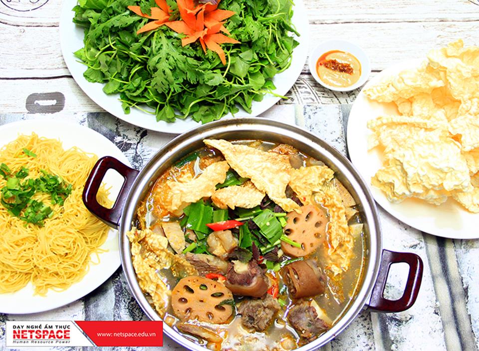 Chị Trâm học lẩu bò để bổ sung vào quán