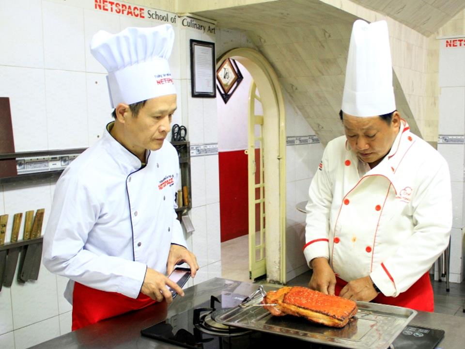 Chú Bình học Bánh bao nhân thịt xá xíu và Heo quay miếng