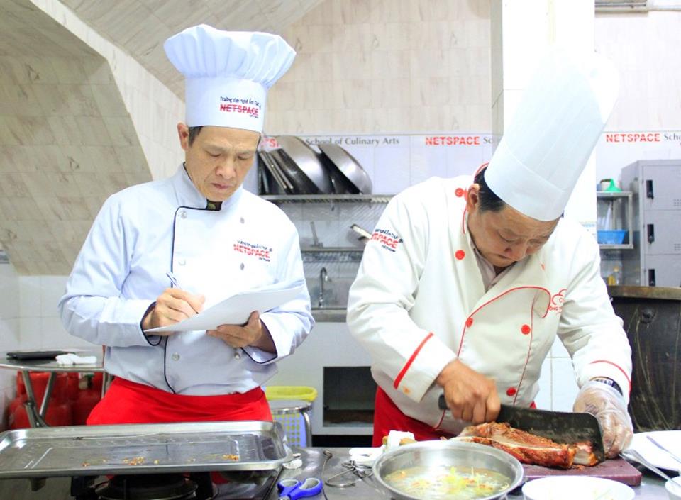 Chú Bình học Bánh bao nhân thịt xá xíu và Heo quay miếng