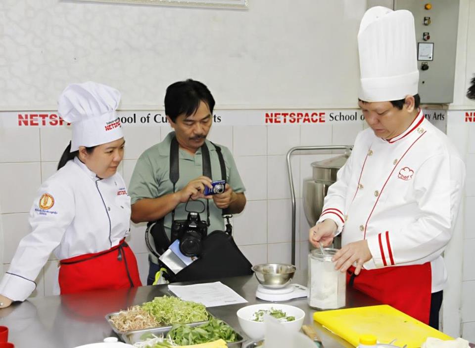 Vợ chồng chị Hoàng Thị Yên (TP HCM) học nấu món Bún bò Huế trứ danh