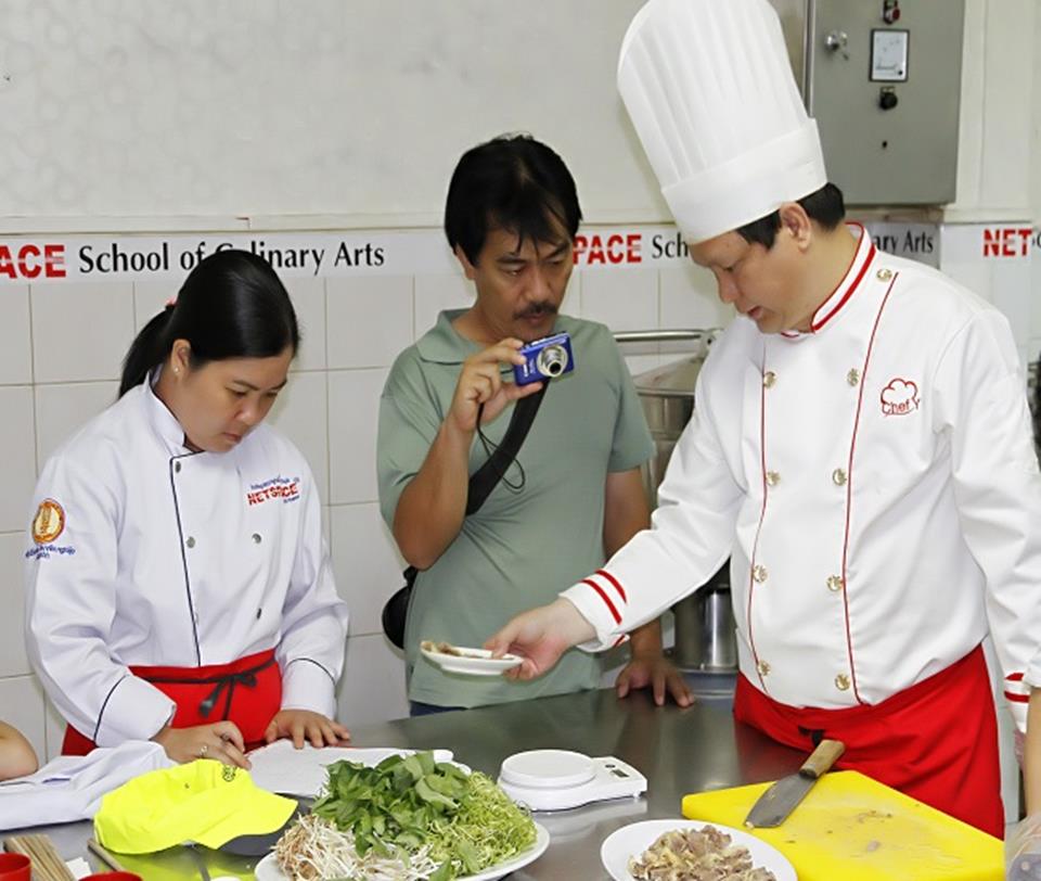 Vợ chồng chị Hoàng Thị Yên (TP HCM) học nấu món Bún bò Huế trứ danh