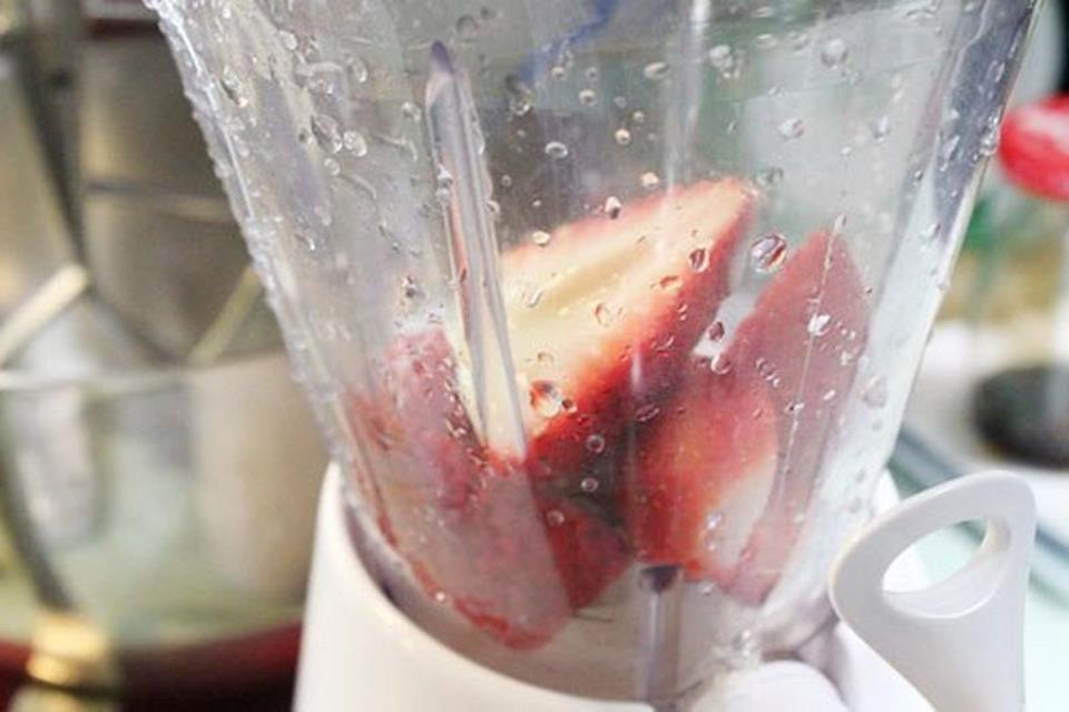 Cách làm Smoothie dâu tây thơm ngon, bổ dưỡng