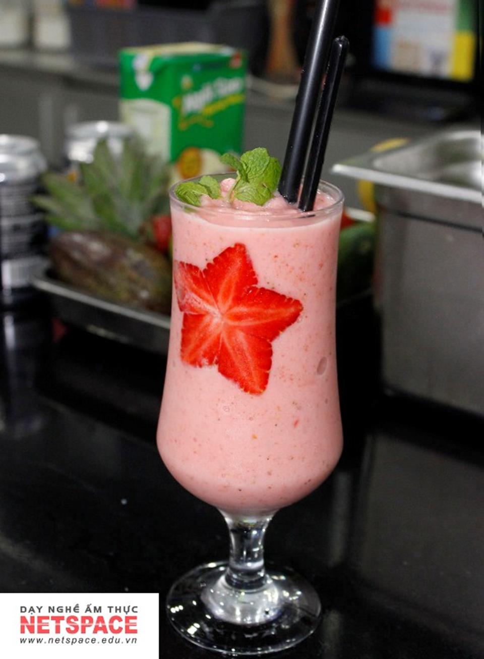 Cách làm Smoothie dâu tây thơm ngon, bổ dưỡng