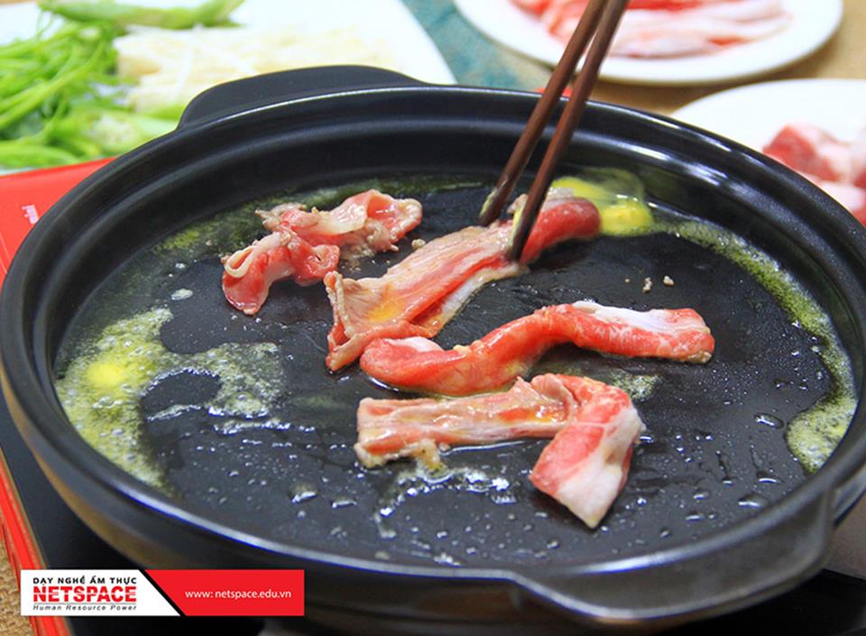 Chị Nhi học món Bò lế rồ để bổ sung vào Bếp Quán