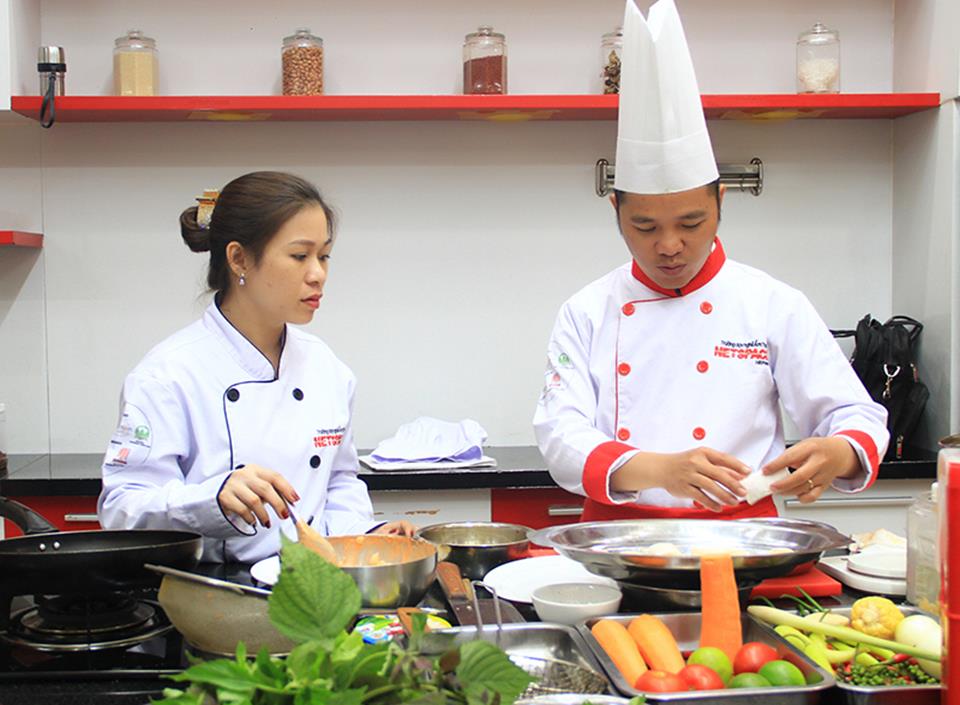 Chị Nhi học món Bò lế rồ để bổ sung vào Bếp Quán