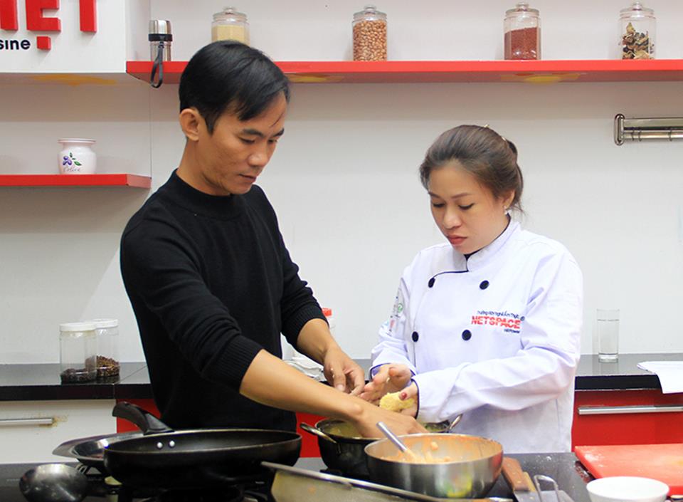 Chị Nhi học món Bò lế rồ để bổ sung vào Bếp Quán