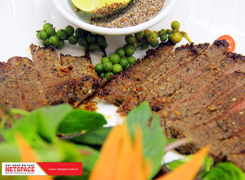 Chị Nhi học món Bò lế rồ để bổ sung vào Bếp Quán