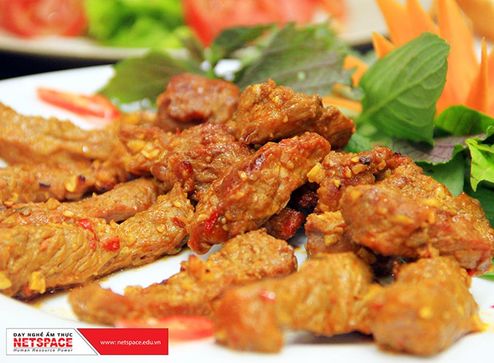 Chị Nhi học món Bò lế rồ để bổ sung vào Bếp Quán