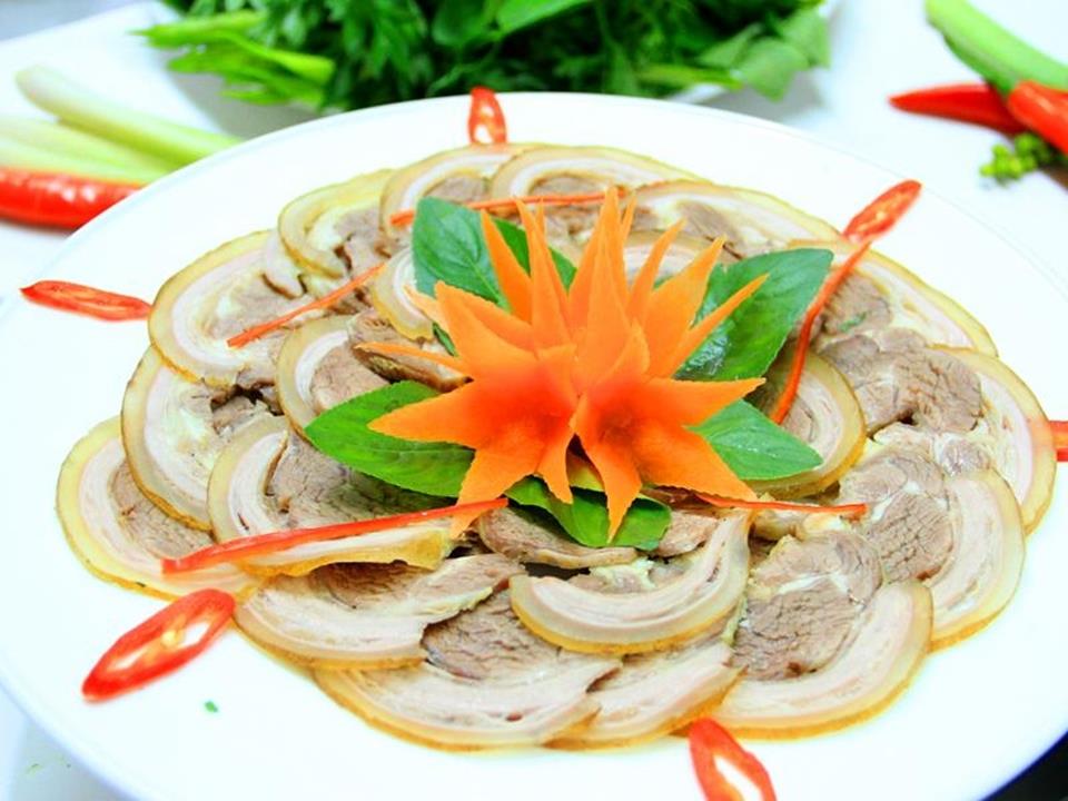 Chị Nhi học món Bò lế rồ để bổ sung vào Bếp Quán