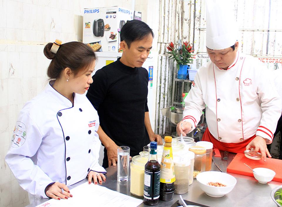 Chị Nhi học món Bò lế rồ để bổ sung vào Bếp Quán