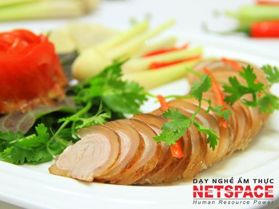 Chị Nhi học món Bò lế rồ để bổ sung vào Bếp Quán