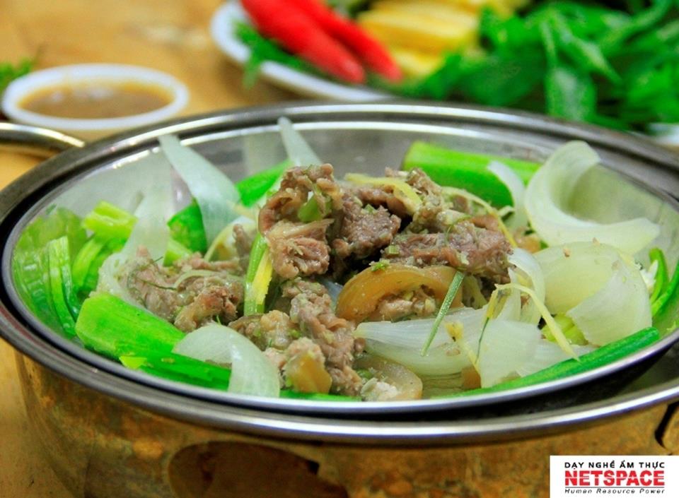 Chị Nhi học món Bò lế rồ để bổ sung vào Bếp Quán