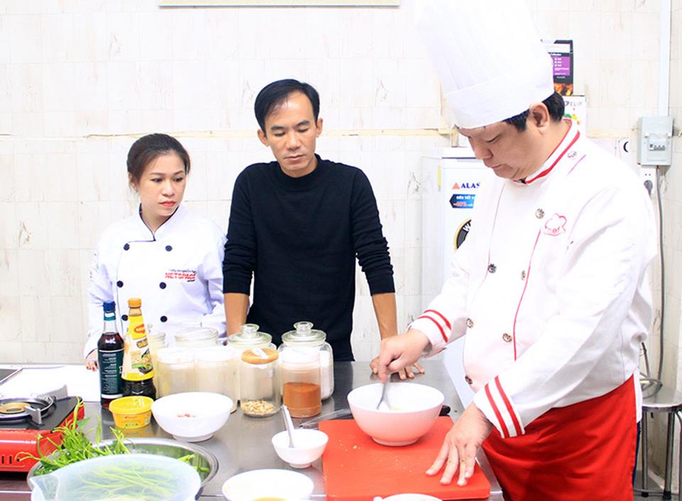 Chị Nhi học món Bò lế rồ để bổ sung vào Bếp Quán