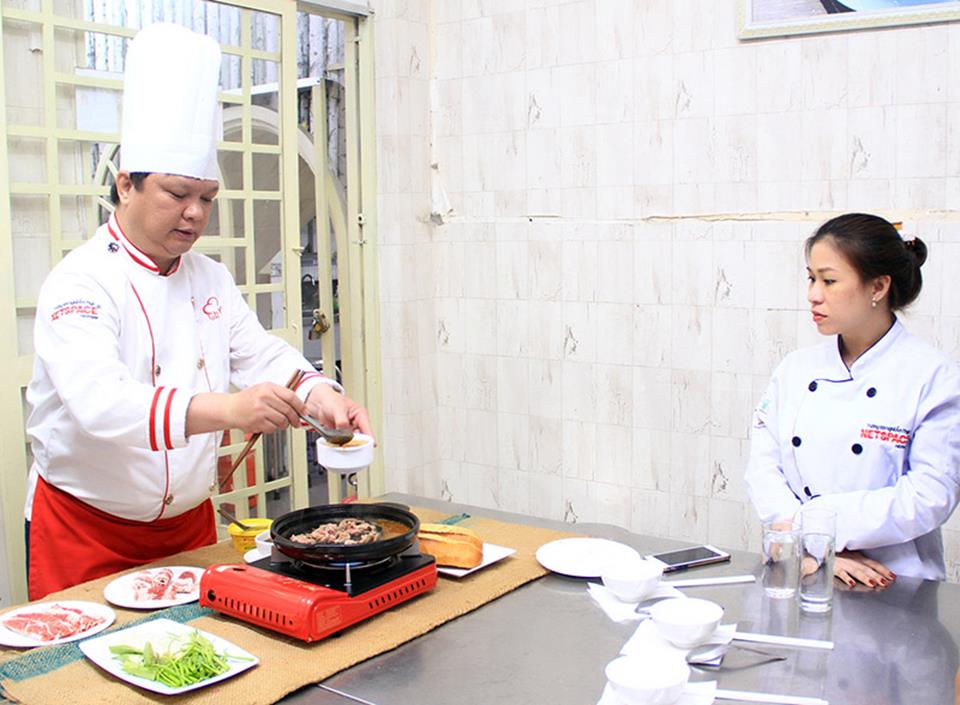 Chị Nhi học món Bò lế rồ để bổ sung vào Bếp Quán