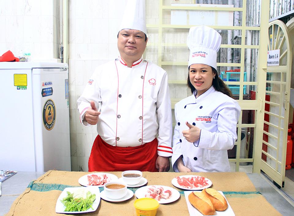 Chị Nhi học món Bò lế rồ để bổ sung vào Bếp Quán