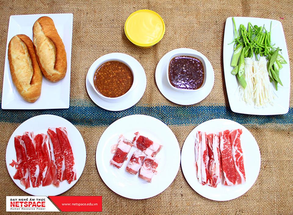 Chị Nhi học món Bò lế rồ để bổ sung vào Bếp Quán