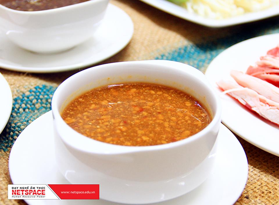 Chị Nhi học món Bò lế rồ để bổ sung vào Bếp Quán