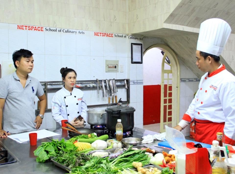 Chị Nhi học món nhậu về bò để bổ sung vào Bếp Quán