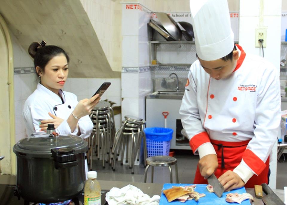 Chị Nhi học món nhậu về bò để bổ sung vào Bếp Quán