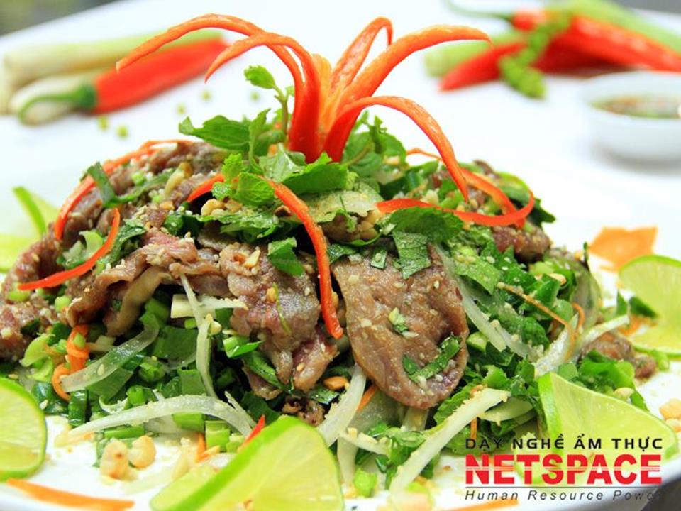 Chị Nhi học món nhậu về bò để bổ sung vào Bếp Quán