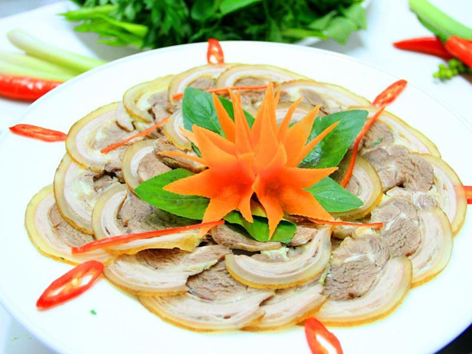 Chị Nhi học món nhậu về bò để bổ sung vào Bếp Quán