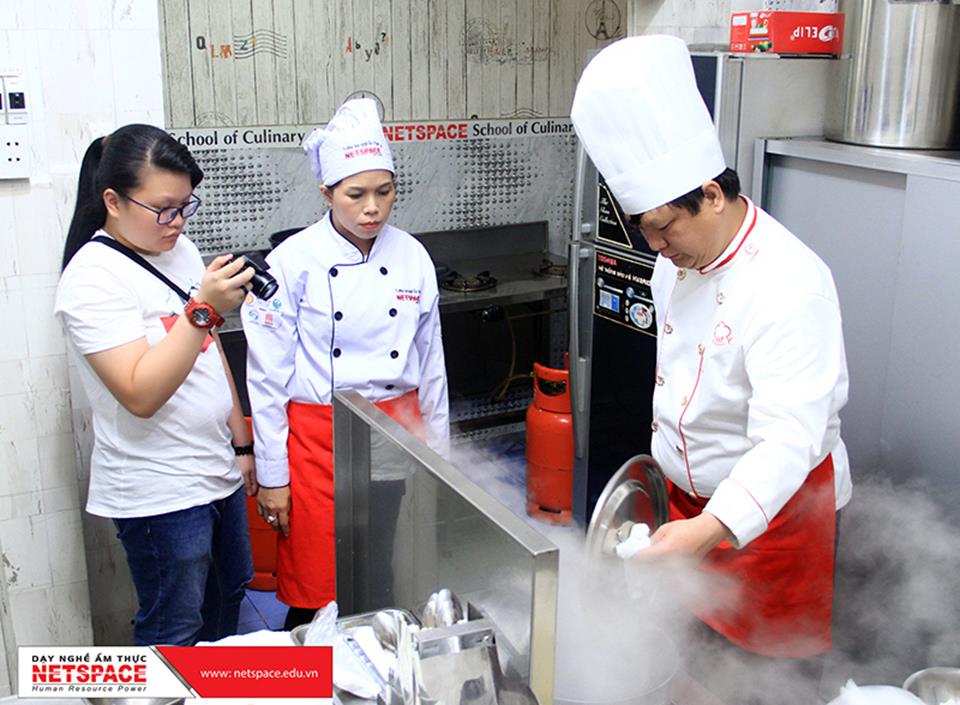 Chị Quy học nấu Phở và Cơm tấm để kinh doanh tại Canada