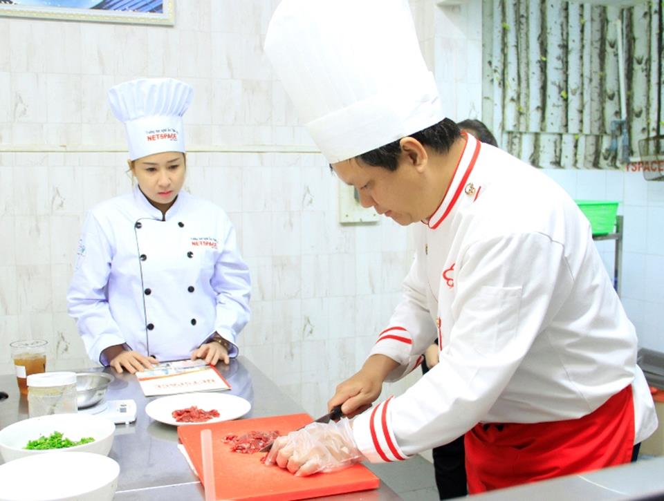 Chị Thu học nấu Phở để nâng cao chất lượng món